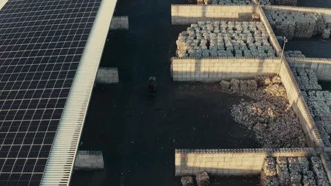 Plastic Sorting Facility Featuring Bales Under Modern Solar Panel Roofing 库存影片 331166720