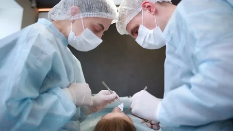 A plastic surgeon performs medical manipulations with the help of medical instru Vídeos de archivo 191908166