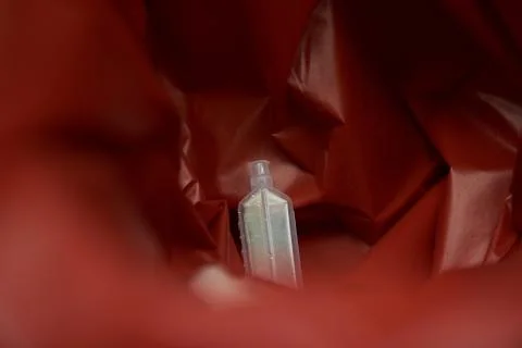 A plastic syringe in red garbage bin Foto stock