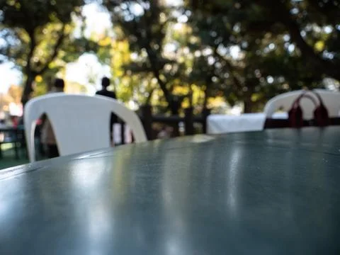 Plastic table and chairs set up outside. Foto stock