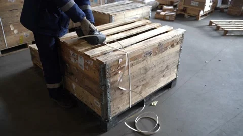 Plastic tape packing tool. Strapping tool for strapping tightening tapes. Sound 库存影片 145152028