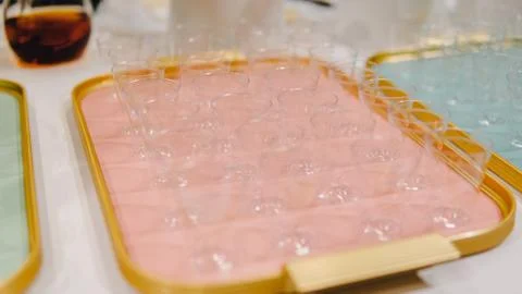 Plastic transparent cups for liquid shallow focus . Preparation of glasses fo Foto stock