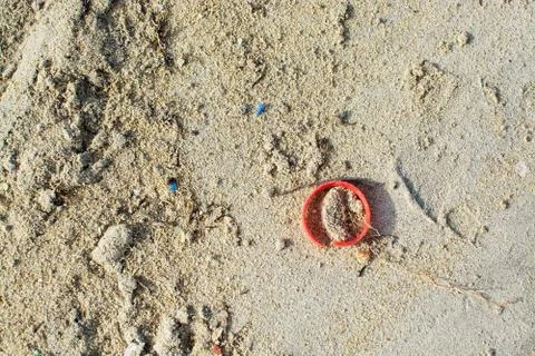 Plastic trash on sandy winter beach Foto stock