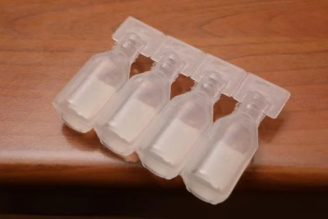 Plastic vials of artificial tears for dry eyes treatment 库存照片