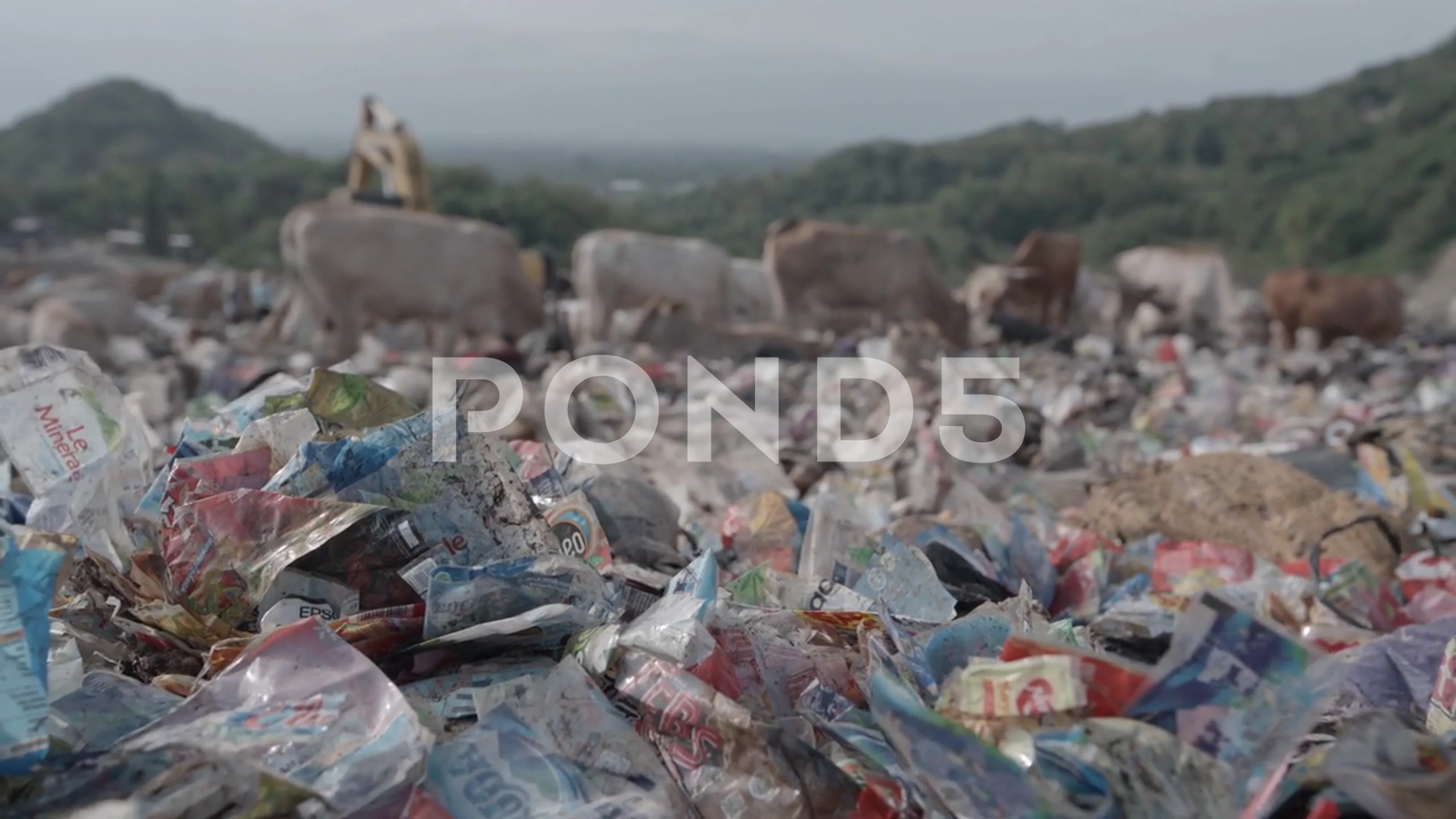 plastic waste blown by the wind from landfills, image size:3840x2160