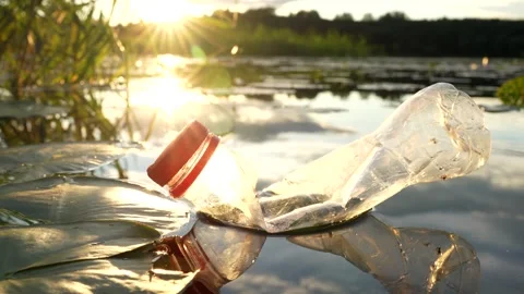 Plastic waste in lake. Ocean pollution, marine debris. Video stock 282116025