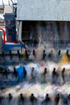 Plastic Waste Sorting Machine in Recycling Plant 库存照片