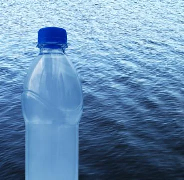 Plastic water bottle on the background of waves on the pond, collage, with pl Foto stock