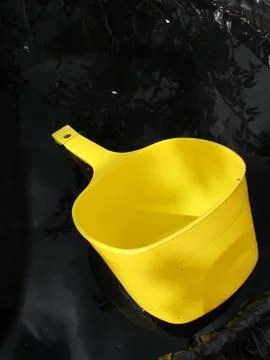 Plastic water dipper floating in the barrel Stock-Fotos