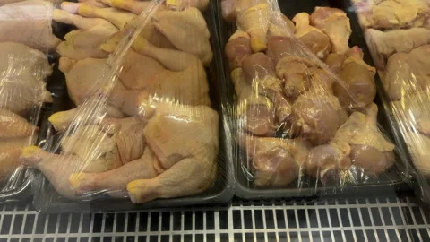 Plastic Wrapped Poultry Legs and Drumsticks in Supermarket Case Stockbeeldmateriaal 337911354