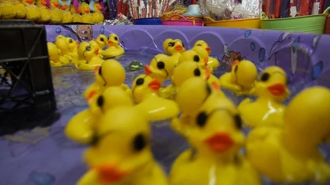 Plastic yellow ducks at a county fair HD Видео 94382799