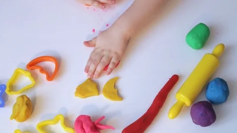 Plasticine red heart Vídeos de archivo 71325971