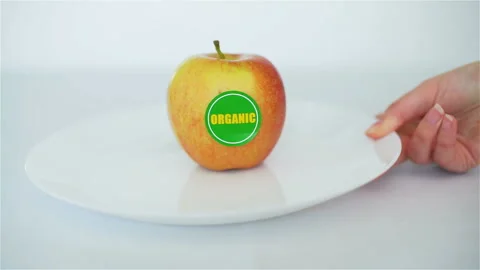 Plate with Apple with Sticker Organic on a Table Vídeos de archivo 106515964