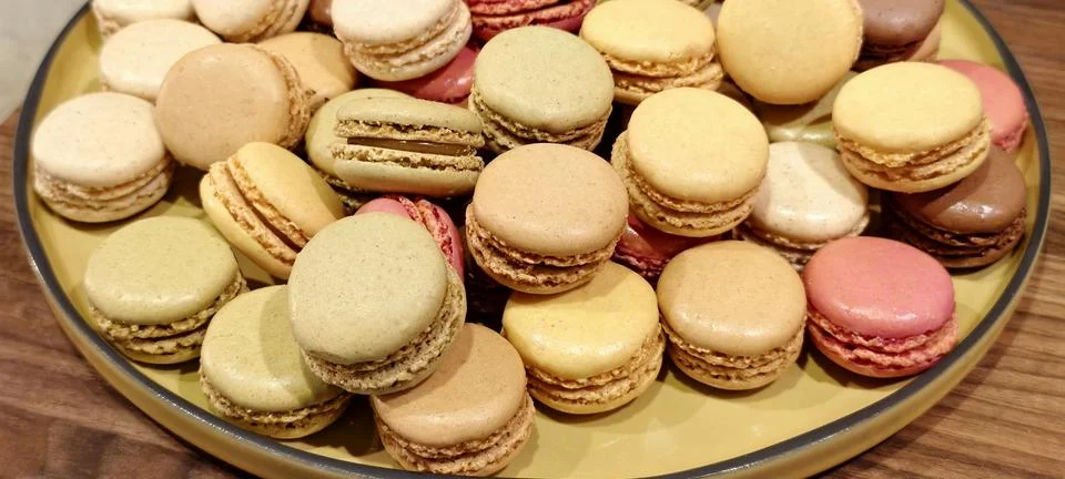 Plate of assorted macarons 库存照片