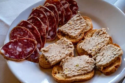A plate of bread and salami, typical of Piedmontese cuisine Stockfoto's
