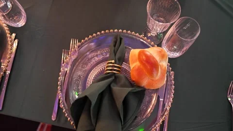 The plate can be seen on the festive table Vídeos de archivo 289010993