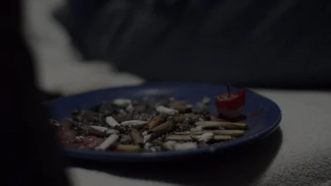 Plate of cigarette butts Vídeos de archivo 89577819