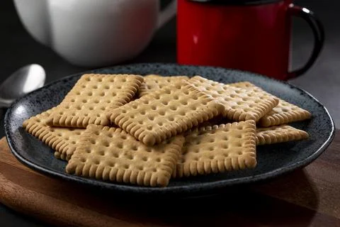 Plate with cornstarch biscuit on the table. Foto stock