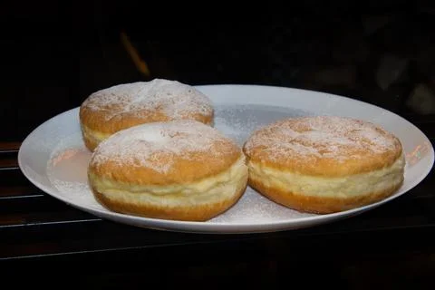 Plate with custard buns Foto stock