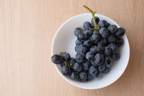 Plate of dark grapes Stock Photos