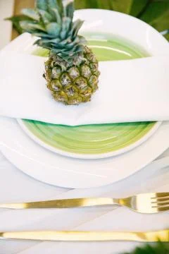 Plate decorated with a pineapple and decor, green and white colour 库存照片