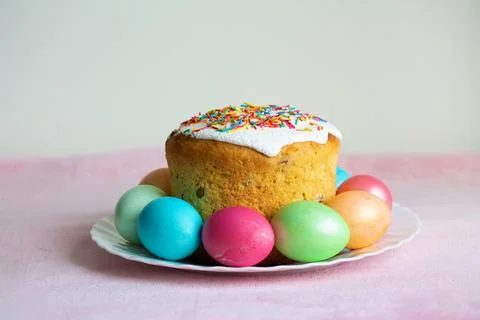 A plate with Easter eggs and cake Stock Photos