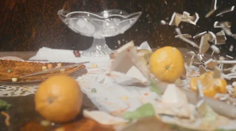 A plate falling and breaking in slow motin Video stock 61079886