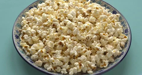 A plate with freshly made popcorn. Stock Footage 334548974