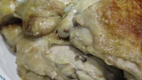 A plate of fried chicken is spinning Vidéo 170191896
