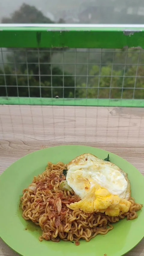 A plate of fried noodles Video stock 303340520