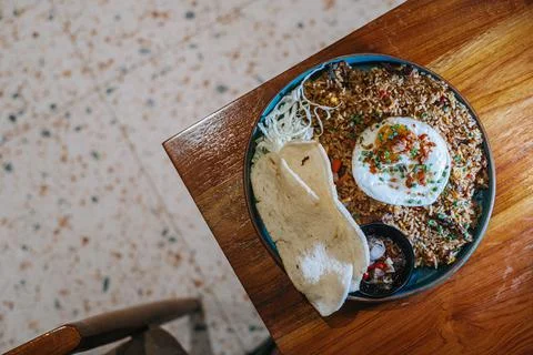 A plate of fried rice with additional egg and typical indonesian cracker Foto stock