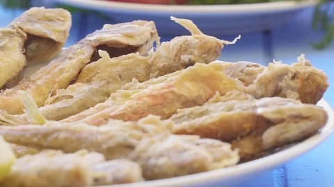 Plate of fried small fish red mullet with arugula and lemon, close up view. Stock Footage 80305784