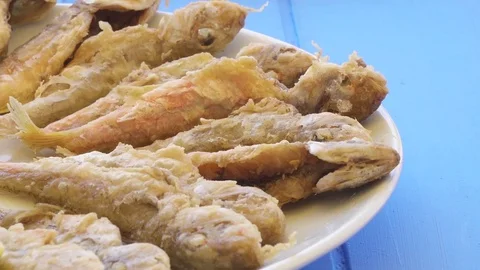 Plate of fried small fish red mullet with arugula and lemon, close up view. Stock Footage 80307824