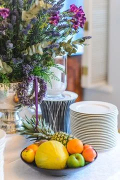 Plate with fruit on a festive decorated table Stock-Fotos