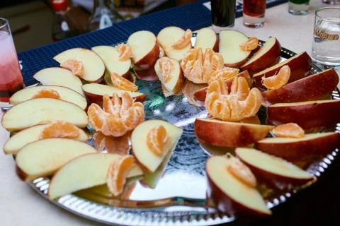 A plate of fruit on a table Foto stock
