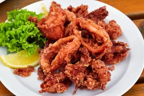 A plate full of fried squid in batter Foto stock