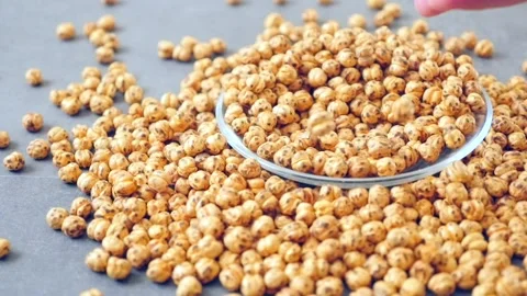A plate full of orum roasted chickpea and roasted chickpea grains falling t.. Video stock 259317452