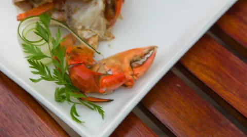Plate with grilled crabs Vidéo 68997851