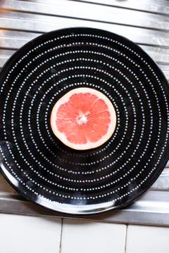 Plate with half grapefruit Foto stock