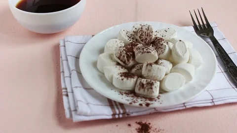 On plate of marshmallows sprinkled on top of cocoa Vídeo Stock 72610447