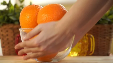 Plate with oranges in the hands Vidéo 129179103