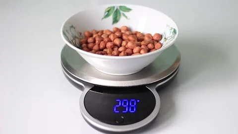 Plate with peanuts on scales Vídeo Stock 71953733