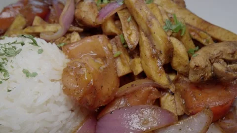 A plate of Peruvian pollo saltado cuisine Видео 340053285