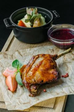 A plate of quail on a table Foto stock