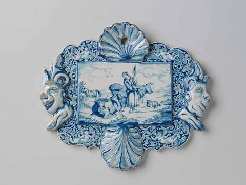 Plate, rectangular, with two shells and two narrows in relief. Plate of fa... Foto stock