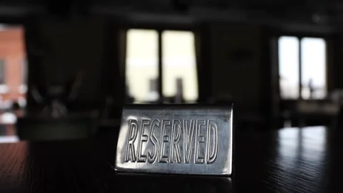 Plate reserved on a dark table in a cafe opposite the windows Vidéo 154437244