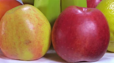 Plate with ripe fruit rotates Video stock 43078510