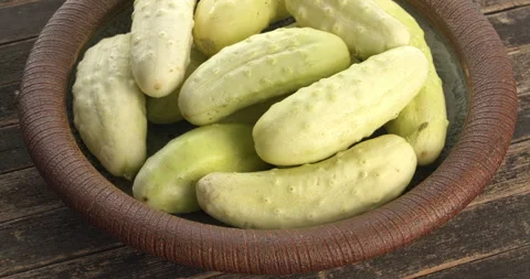 A plate of ripe white cucumbers (White Wonder variety). 库存影片 341556937