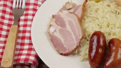Plate of sauerkraut, close-up, on a table Vidéo 261567798