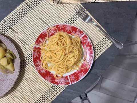 Plate of Spaghetti on Festive Red Snowflake Plate Fotos de archivo